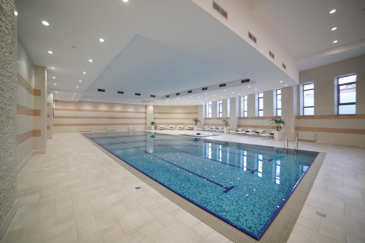 Orion Hotel Bishkek Exterior foto Swimming pool