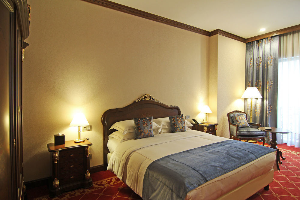 Orion Hotel Bishkek Exterior foto A room at the hotel