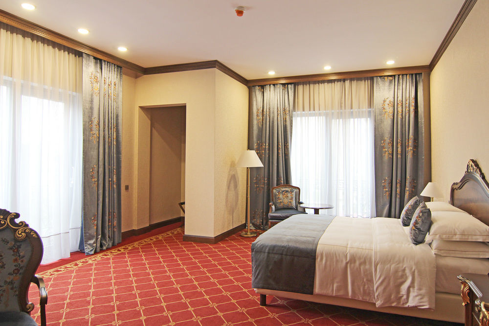 Orion Hotel Bishkek Exterior foto A bedroom at the hotel