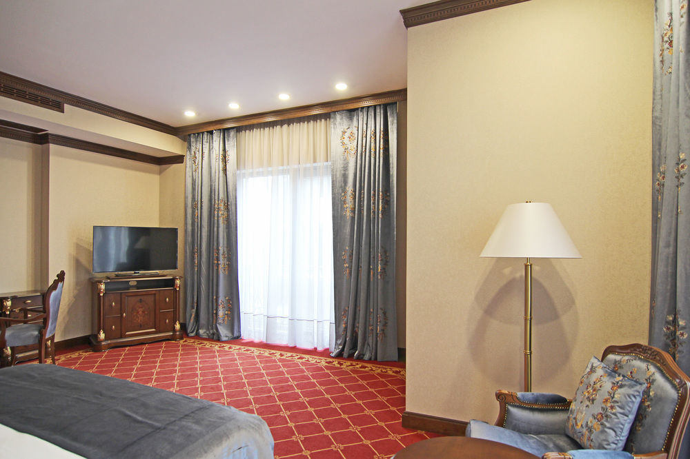 Orion Hotel Bishkek Exterior foto A room at the hotel