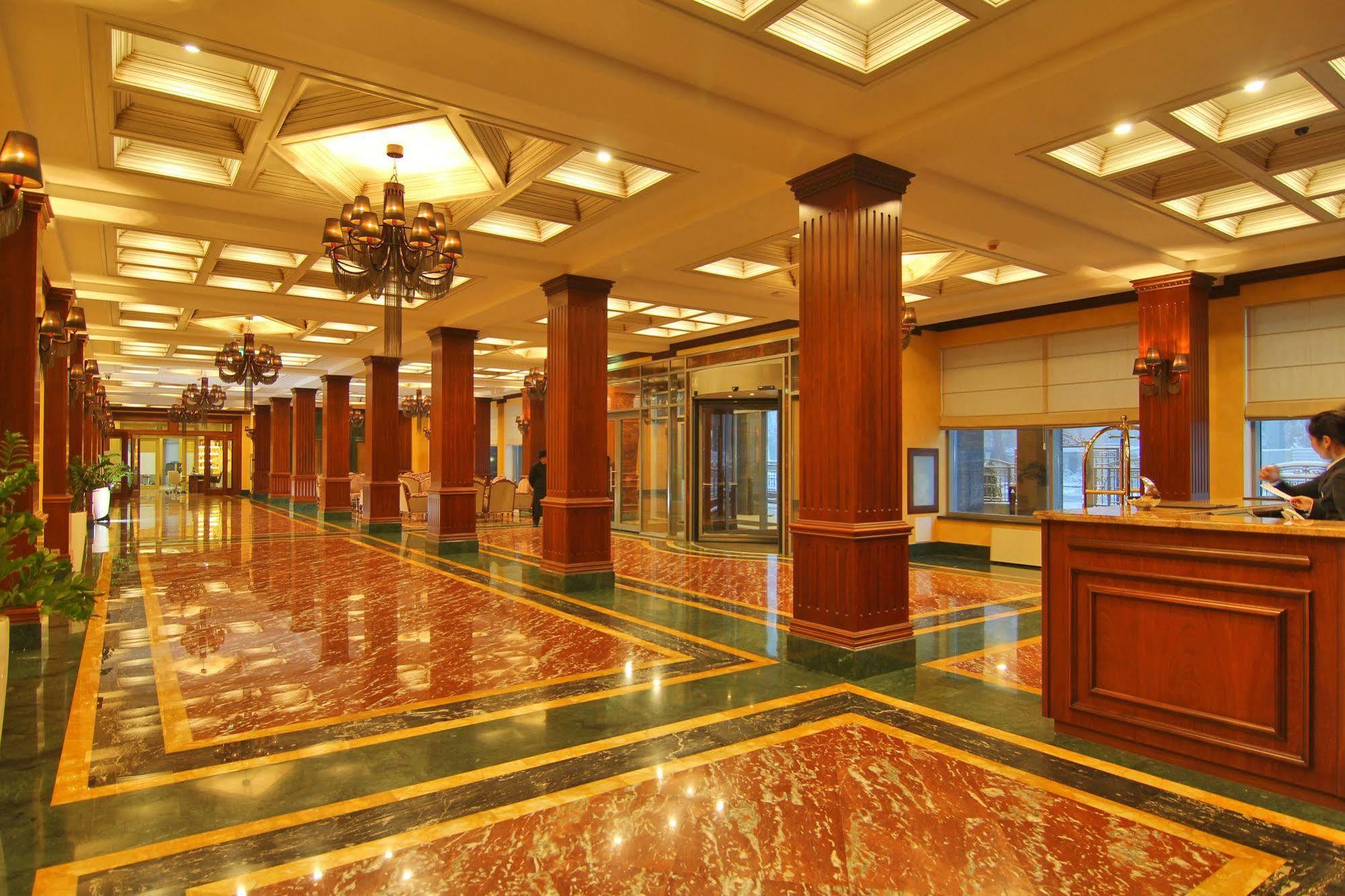 Orion Hotel Bishkek Exterior foto Lobby